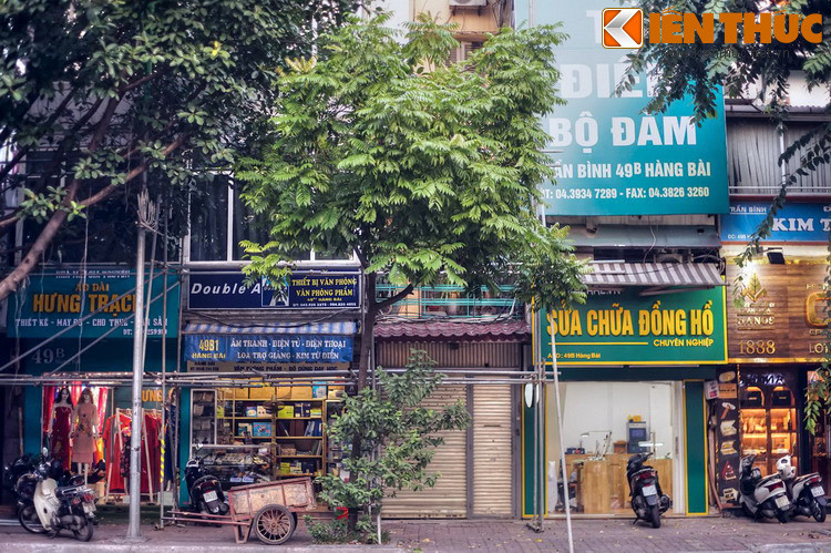 Đến thời thuộc địa, người Pháp gọi phố này là rue des Cartes (phố bán thẻ bài), sau đổi thành đại lộ Đồng Khánh. Năm 1945 phố đổi tên thành phố Triệu Quang Phục, từ năm 1949 lấy lại tên đại lộ Đồng Khánh. Sau năm 1954, phố trở lại với cái tên dân gian là Hàng Bài.