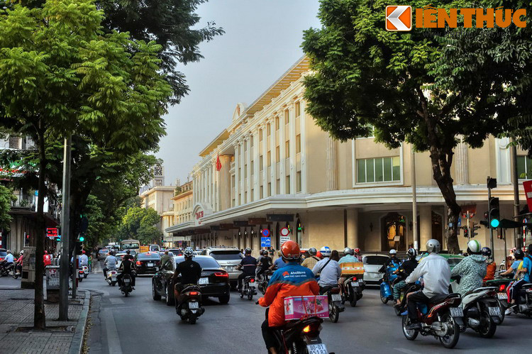 Do nằm trong khu vực mở rộng đô thị trung tâm Hà Nội của chính quyền thực dân, diện mạo phố Hàng Bài đã thay đổi chóng mặt vào cuối thế kỷ 19, đầu thế kỷ 20. Vào thời này, chỗ đầu phố trông sang hồ Gươm còn có chợ gọi là chợ Mới hoặc chợ Hàng Bài.