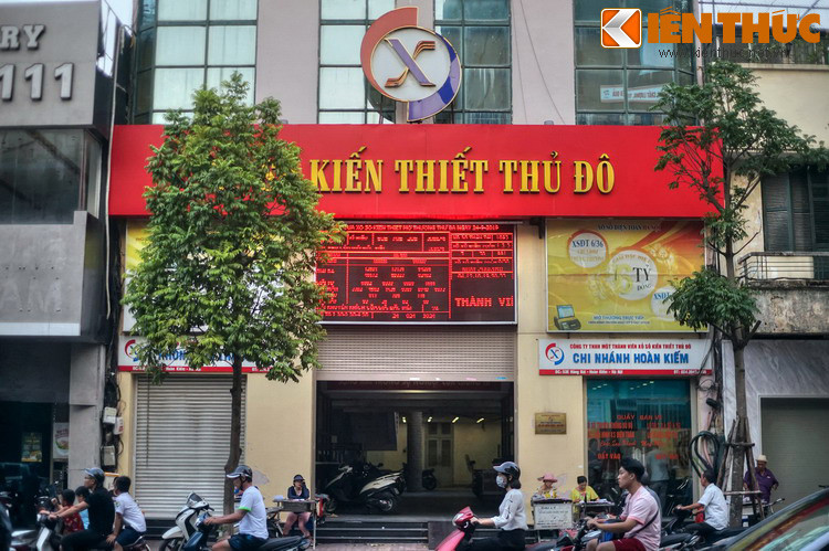 Đó là do đầu mối phân phối vé số nằm ngay giữa phố: Công ty Xổ Số Kiến Thiết Thủ Đô có trụ sở tại 53E Hàng Bài.