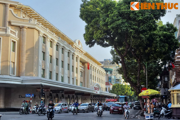 Thời gian này, nghề làm bài lá rời khỏi phố, nhường chỗ cho các công sở và hãng buôn lớn của Pháp. Ở đầu phố, chợ Hàng Bài nhường chỗ cho hãng buôn tạp hóa lớn nhất Hà Nội là “Liên hợp thương mại Đông Dương” (L’Union commercial indochinoise) mà dân chúng gọi là “hiệu Gô-đa”, nay là tòa nhà Tràng Tiền Plaza.