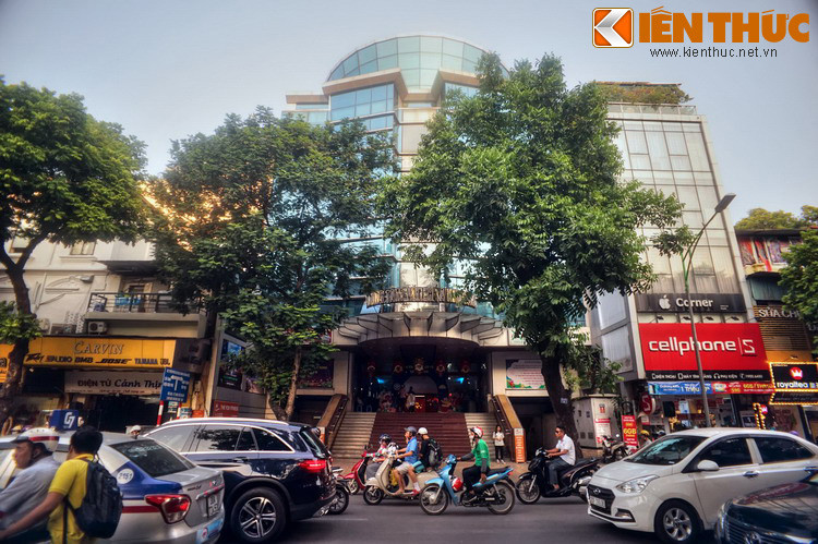 Một số hình ảnh khác về phố Hàng Bài.