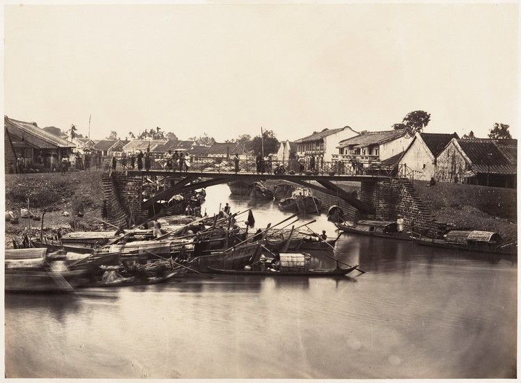 Một cây cầu ở Chợ Lớn. Vị trí cây cầu này nay ở trên đại lộ Đông Tây.