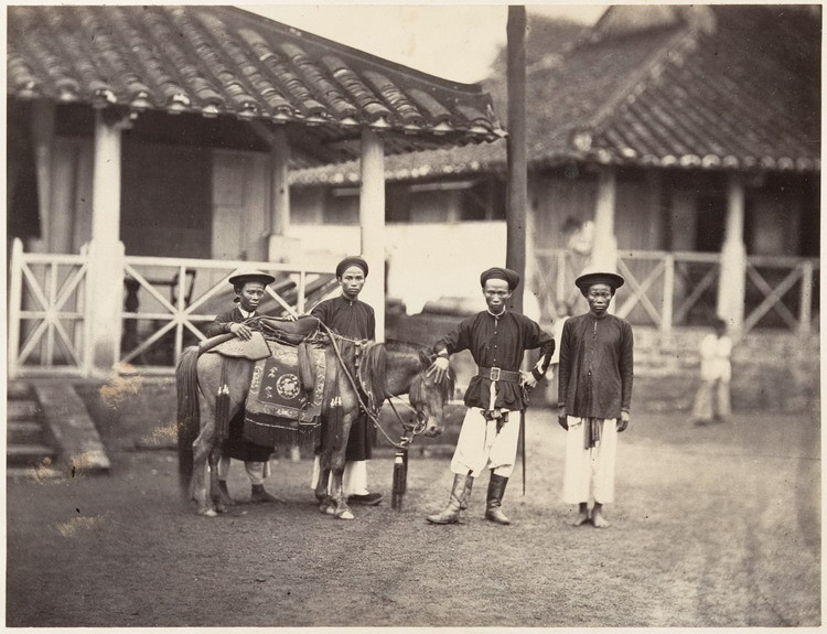 Một người nhà giàu Nam Kỳ với con ngựa và những người hầu của mình.