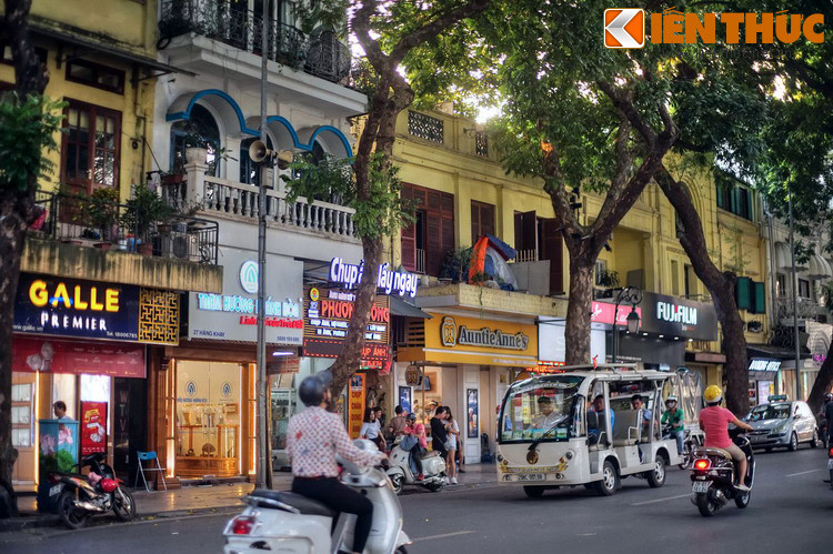 Trong nhiều thập niên, phố Hàng Khay đã trở thành một “phố nhiếp ảnh” của Hà Nội, nơi người dân thủ đô đến chụp ảnh lưu niệm ở studio, những người thợ chụp ảnh bên bờ hồ đến tráng rửa ảnh hay mua sắm vật tư ngành ảnh...