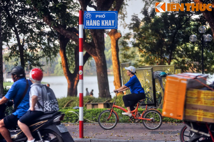 Tên gọi phố Hàng Khay gắn liền với một nghề thủ công truyền thống đặc sắc là nghề khảm. Từ hàng thế kỷ trước, dọc phố Hàng Khay có những cửa hàng chuyên làm và bán các đồ khảm xà cừ như khay, sập, ghế, bàn, tủ chè… Trên phố từng có đền thờ Tổ nghề khảm mà nay không còn dấu tích.