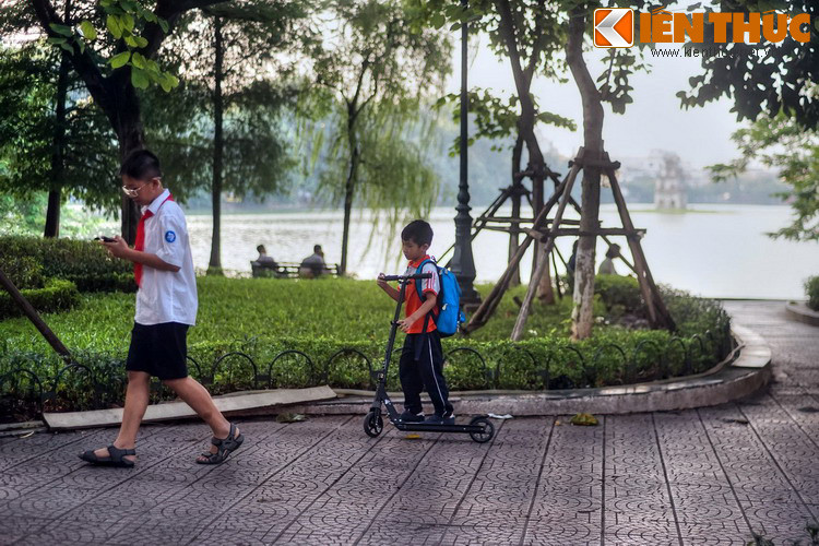 Chỉ có một điều mà phố Hàng Khay mãi mãi không thay đổi cùng thời cuộc, đó là khung cảnh tuyệt vời của bờ hồ Gươm.