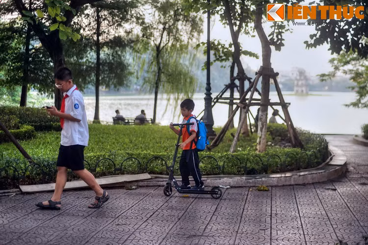 Chỉ có một điều mà phố Hàng Khay mãi mãi không thay đổi cùng thời cuộc, đó là khung cảnh tuyệt vời của bờ hồ Gươm.