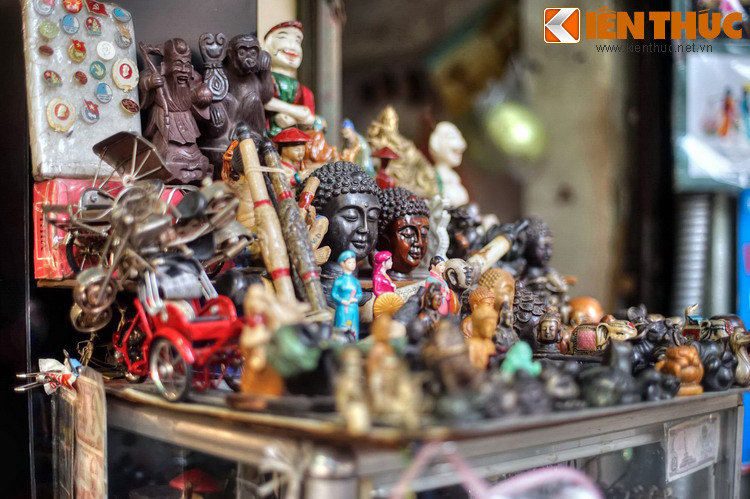 Nghề khảm trai thì đã hoàn toàn biến mất trên phố Hàng Khay. Rất khó tìm ra các mặt hàng khảm trai trong các cửa hàng bán đồ mỹ nghệ trên con phố này.