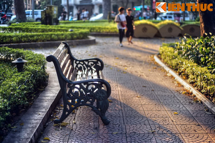 Bên mạn bờ hồ Gươm của phố Hàng Khay khi ấy có một dãy quầy hàng hình bán nguyệt, tập trung 10 cửa hàng hoa do người làng Ngọc Hà sớm sớm gánh hoa lên đây bán.