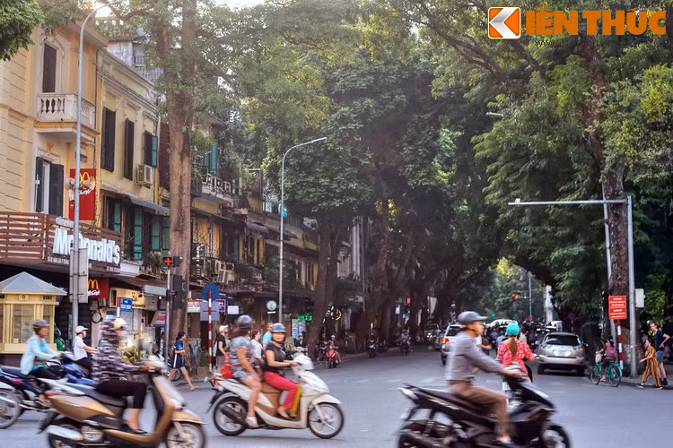 Sau năm 1945, một sự thay đổi lớn diễn ra trên phố Hàng Khay. Con phố dần dần xuất hiện nhiều hiệu ảnh, mà hiệu đầu tiên là hiệu ảnh Quốc Tế của nghệ sĩ nhiếp ảnh Phan Xuân Thúy mở năm 1946. Điều này có lẽ là do vị trí đắc địa bên hồ Gươm của khu phố.