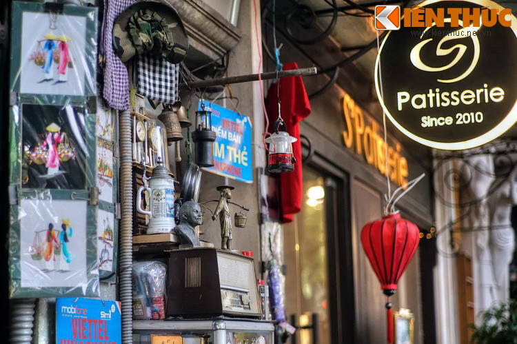 Tuyến Tràng Tiền – Hàng Khay – Tràng Thi thời đó là tâm điểm của khu phố Tây ở Hà Nội. Trên phố Hàng Khay, các cửa hàng của người Pháp dần dần thay thế các hiệu khảm truyền thống. Có thể kể đến cửa hàng thuốc tây ở nhà số 1, hiệu tơ lụa ở số 25, khách sạn – nhà hàng Ritz ở số 37...