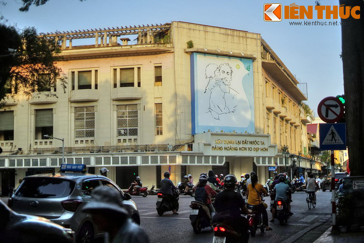 Phố Hàng Khay xưa bao gồm cả đoạn phía Nam phố Tràng Tiền ngày nay. Đầu thời Pháp thuộc, người Pháp gọi chung phố này và phố Tràng Tiền là “rue des Incrusteurs”, hay phố Thợ Khảm. Năm 1886, phố đổi tên là phố Paul Bert.