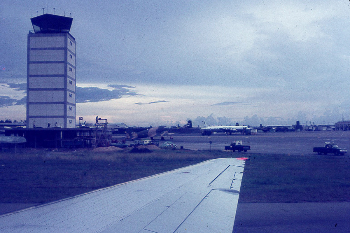 Sân bay Tân Sơn Nhất nhìn từ trên khoang một chiếc máy bay.