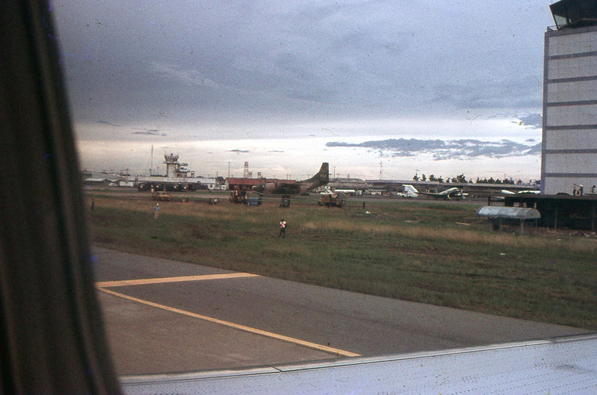 Sân bay Tân Sơn Nhất nhìn từ trên khoang một chiếc máy bay.