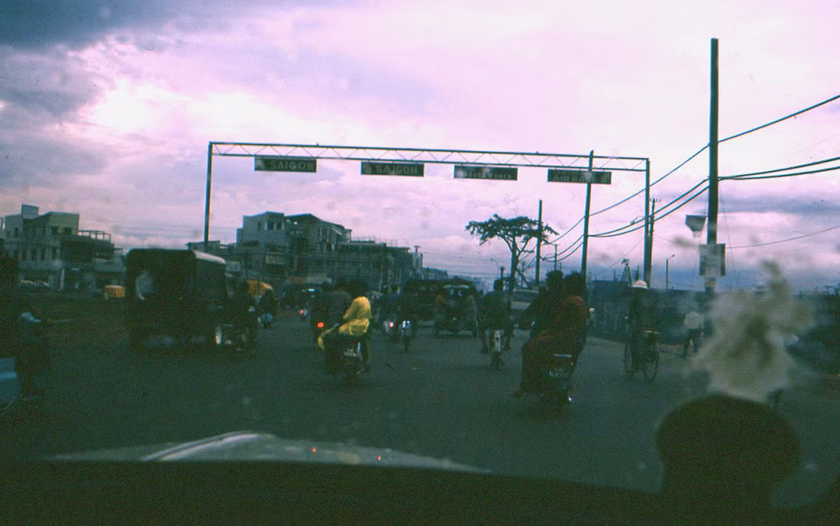 Trên đường Võ Tánh (nay là đường Hoàng Văn Thụ), gần sân bay Tân Sơn Nhất.