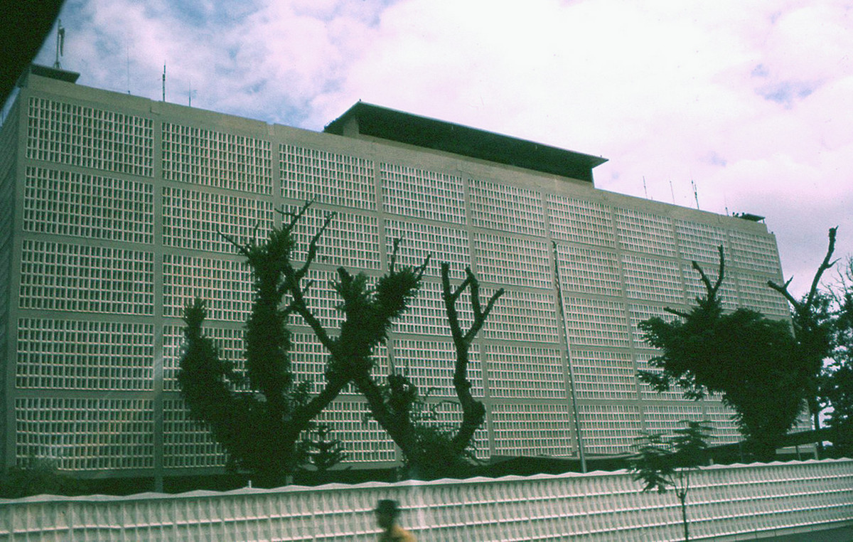 Cận cảnh tòa Đại sứ quán Mỹ.