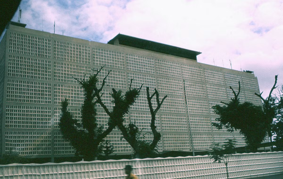 Cận cảnh tòa Đại sứ quán Mỹ.