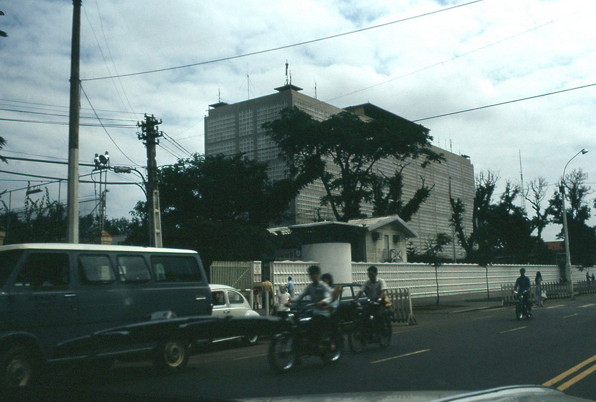 Tòa Đại sứ quán Mỹ trên đại lộ Thống Nhất (nay là đường Lê Duẩn).