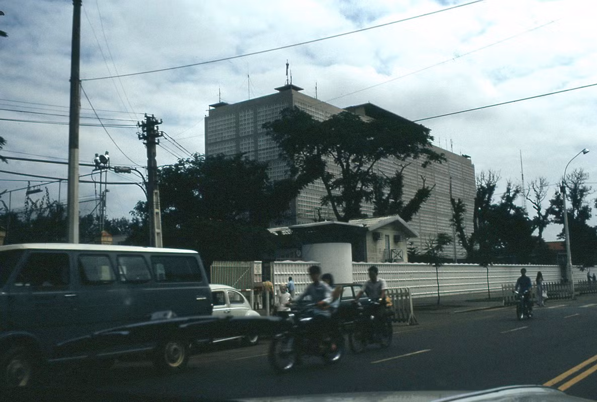 Tòa Đại sứ quán Mỹ trên đại lộ Thống Nhất (nay là đường Lê Duẩn).