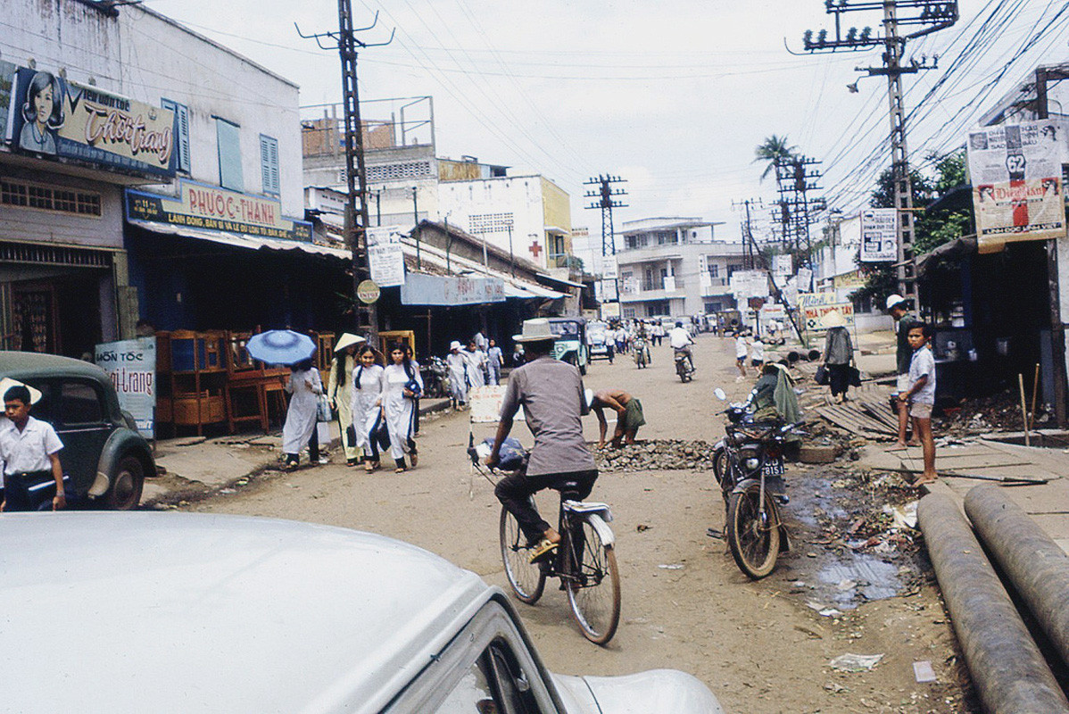 Đường từ ngã năm chợ Thủ Đức đi về hướng Tam Hà, đoạn qua rạp hát Đại Lợi (nay là đường Tô Ngọc Vân).