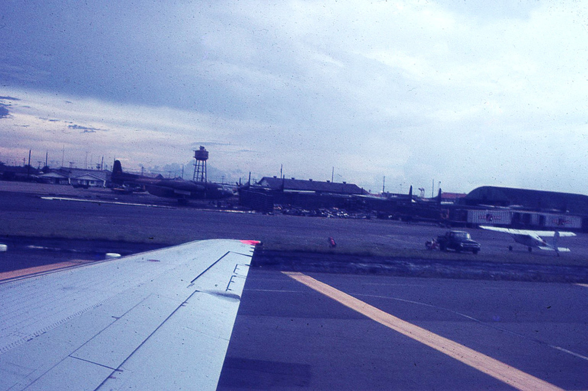 Sân bay Tân Sơn Nhất nhìn từ trên khoang một chiếc máy bay.