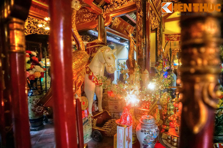 Tên gọi của đền Bạch Mã xuất xuất phát từ một truyền thuyết về việc vua Lý Thái Tổ lần theo vết chân ngựa trắng để vẽ đồ án xây thành khi dời đô từ Hoa Lư ra Thăng Long.