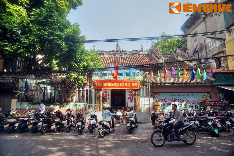 Người Hoa đã để lại nhiều dấu ấn kiến trúc trên phố Hàng Buồm. Trường mẫu giáo Tuổi Thơ ở số nhà 22 vốn là hội quán Quảng Đông. Công trình được xây từ năm 1803, đầu thế kỷ 20 được xây lại. Hiện tại diện mạo hội quán đã biến dạng ít nhiều so với nguyên gốc.