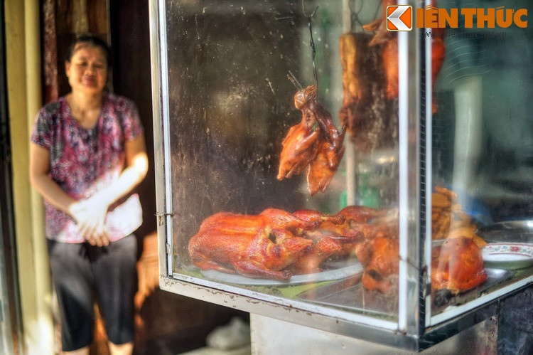 Ngoài ra trên phố cũng có nhiều quầy đồ ăn đường phố ngon có tiếng, trong đó nổi bật là thịt quay, một món ăn do những người Hoa kiều đem đến thành Thăng Long nhiều thế kỷ trước.