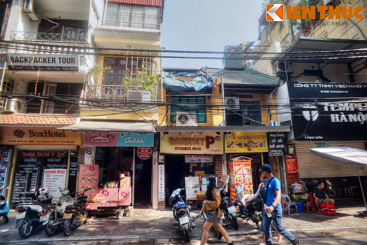 Là một trong những tuyến phú du lịch trọng điểm của phố cổ Hà Nội, phố Hàng Buồm cũng có nhiều quán cà phê, quán bar, nhà hàng với phong cách đa dạng và các cơ sở lưu trú phục vụ khách phương xa.