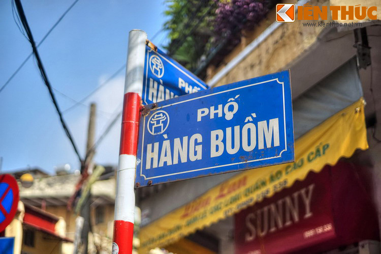 Thời Pháp thuộc phố mang tên gọi là “rue des Voiles”, dịch nguyên từ từ tên “Hàng Buồm”. Sau 1945 phố lấy lại tên tiếng Việt là phố Hàng Buồm cho đến nay. Xung quanh tên gọi Hàng Buồm hiện nay có hai cách lý giải.
