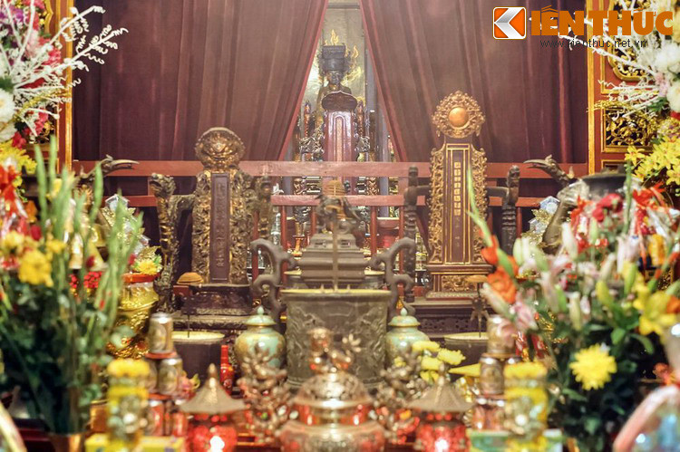 Ngoài hai công trình mang dấu ấn văn hóa Trung Hoa, phố Hàng Buồm còn một di tích lịch sử có tầm quan trọng đặc biệt của Hà Nội. Đó là đền Bạch Mã ở số nhà 76, một trong tứ Trấn của kinh thành Thăng Long. Đền thờ thần Long Đỗ, vị thần được coi là Thành hoàng của kinh thành Thăng Long.