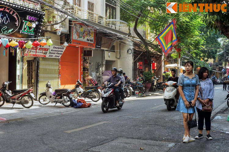 Một cách lý giải khác cho rằng phố Hàng Buồm không bán buồm dành cho tàu thuyền mà chỉ bán các hàng cói đan như bị, giỏ, chiếu, vỉ buồm dùng để đậy lên các thúng hàng. Hiện nay chưa có đủ tư liệu để xác nhận cách lý giải nào là “chuẩn”.