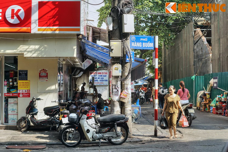 Theo đó, tên phố có thể xuất xứ từ việc đây là nơi bán các loại buồm (may bằng vải hoặc đan bằng cói lác) dùng cho thuyền bè.