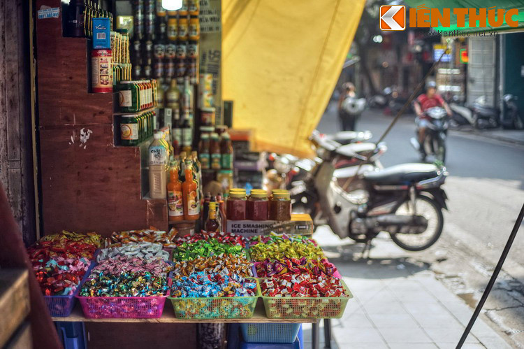 Ngày nay phố Hàng Buồm là nơi tập trung nhiều cửa hàng bán bánh kẹo, rượu bia, nước giải khát. Các dịp Tết và Trung thu, nơi đây rất tấp nập.