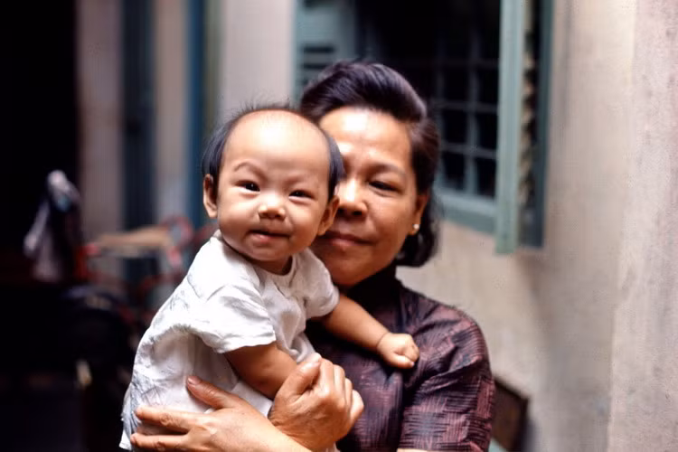 Ảnh chân dung người bà và đứa cháu kháu khỉnh.