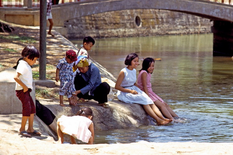 Trẻ em thư giãn bên cầu vào vườn Địa Đàng ở Thảo Cầm Viên.