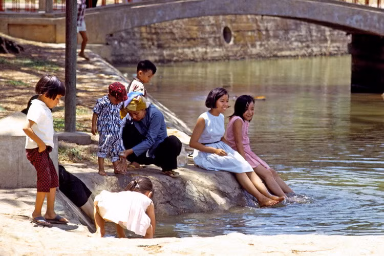 Trẻ em thư giãn bên cầu vào vườn Địa Đàng ở Thảo Cầm Viên.