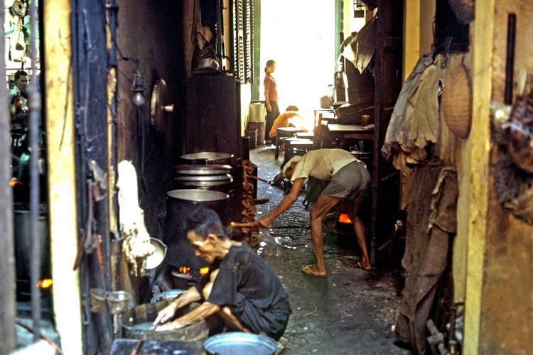 Khu bếp của một quán ăn bình dân.