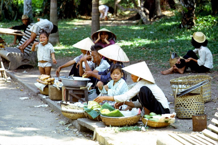 Những người bán rong ở Thảo Cầm Viên Sài Gòn.