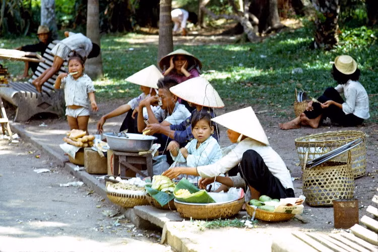Những người bán rong ở Thảo Cầm Viên Sài Gòn.