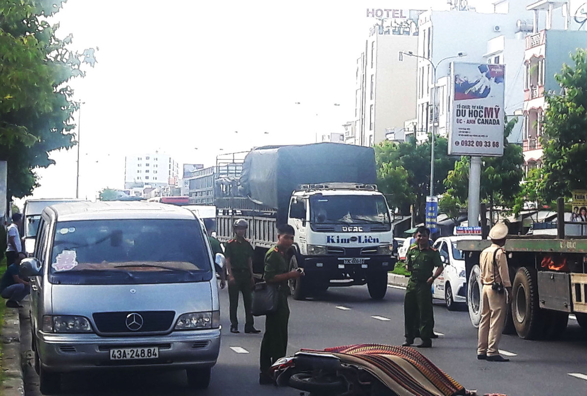 Nguoi dan ong bi xe tai chay cung chieu can tu vong