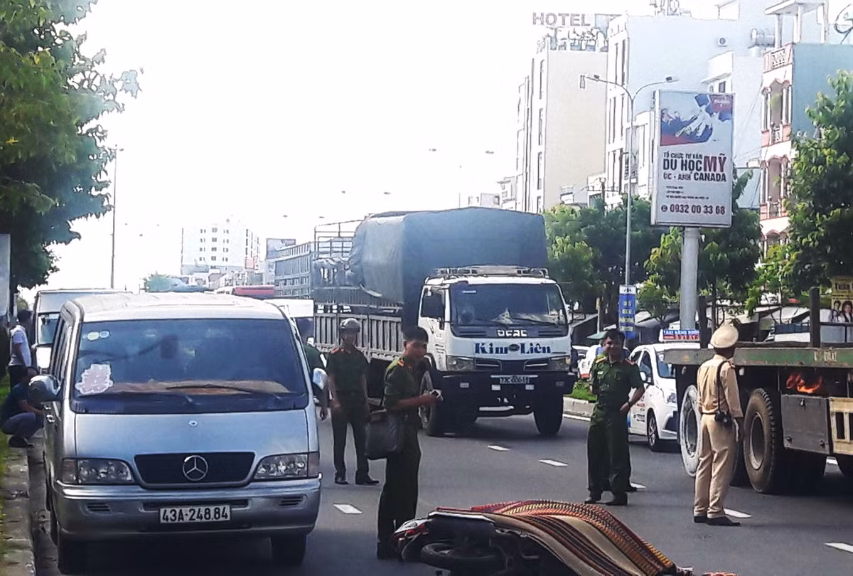 Nguoi dan ong bi xe tai chay cung chieu can tu vong