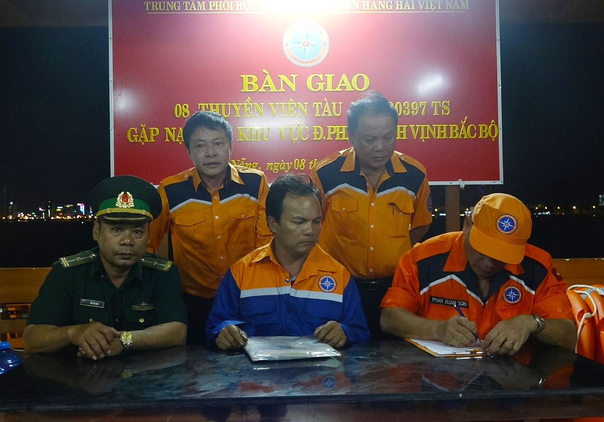 Cuu 8 thuyen vien cung tau ca gap nan tren bien