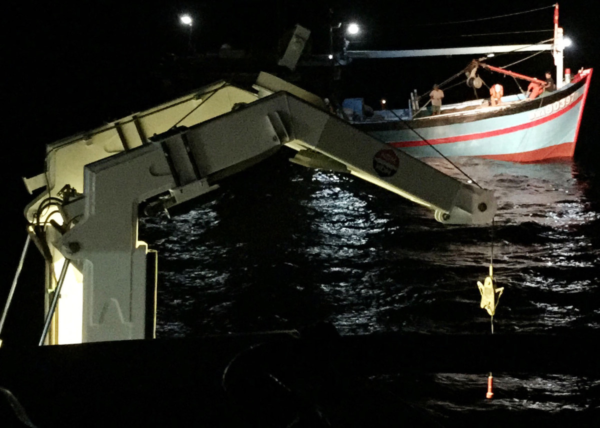 Cứu 8 thuyền viên cùng tàu cá gặp nạn trên biển - Hình 2 Cuu 8 thuyen vien cung tau ca gap nan tren bien-Hinh-2