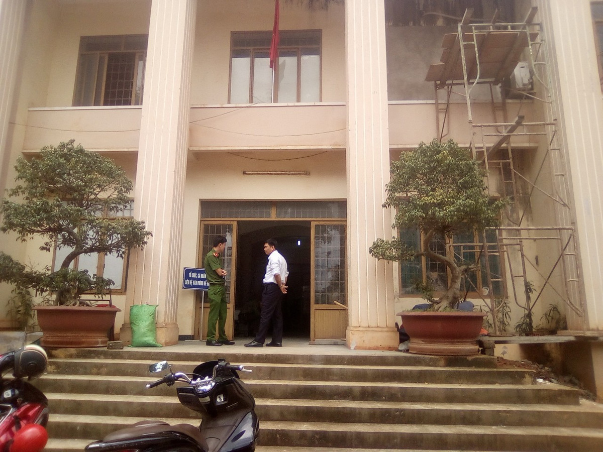 Niu keo bat thanh, chong dung dao dam chet vo tai toa