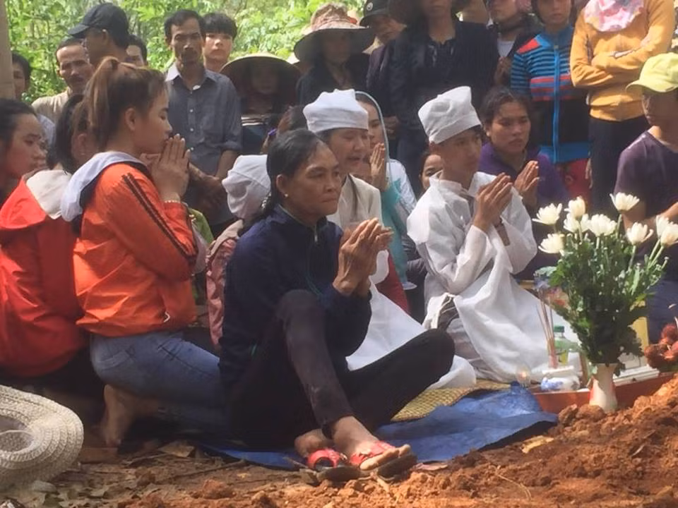 Tieng khoc xe long trong dam tang vu chong giet vo tai Toa an-Hinh-2