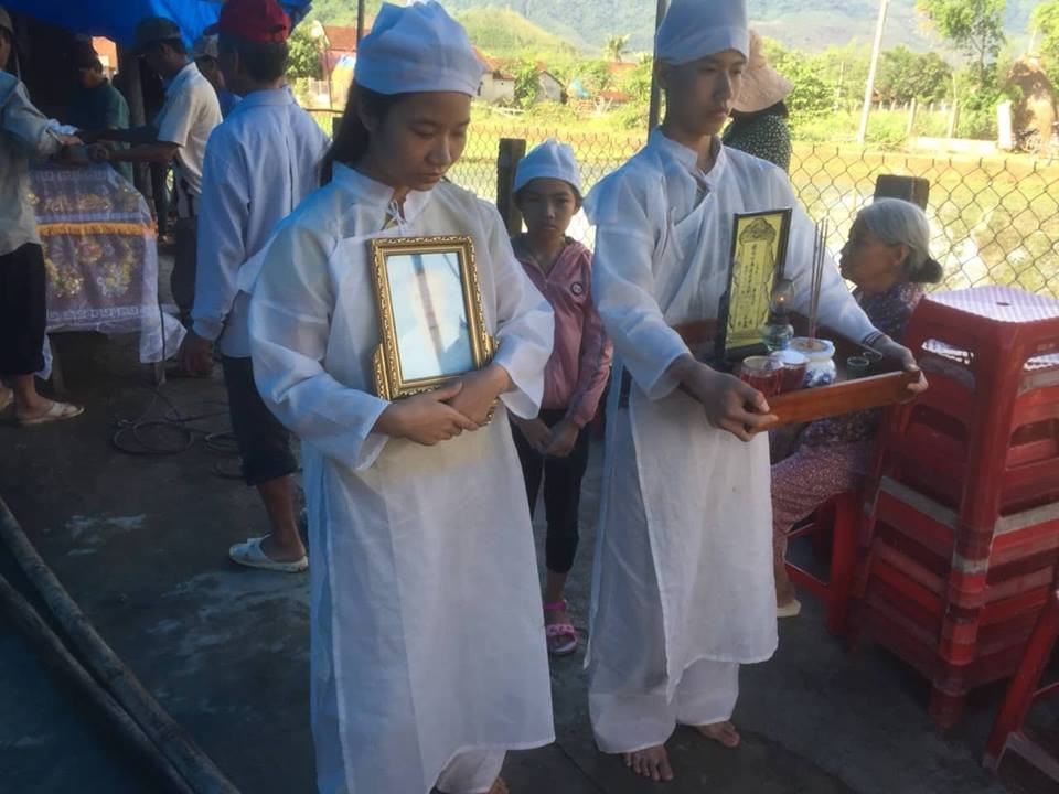 Tiếng khóc xé lòng trong đám tang vụ chồng giết vợ tại Tòa án Tieng khoc xe long trong dam tang vu chong giet vo tai Toa an