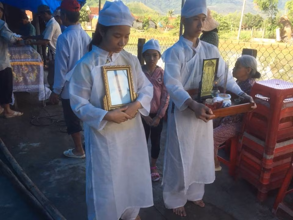 Tieng khoc xe long trong dam tang vu chong giet vo tai Toa an