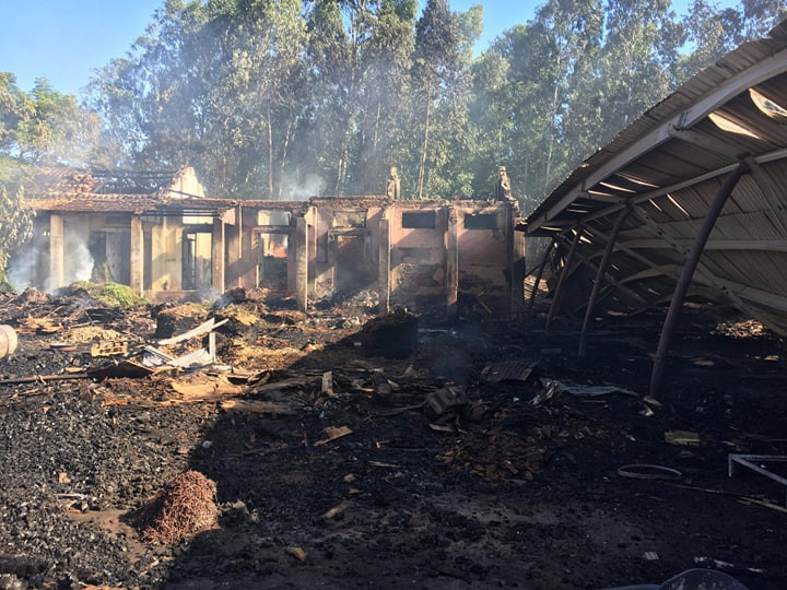 Chay kho chua go 1.500 m2, hon 100 chien si trang dem dap lua-Hinh-2