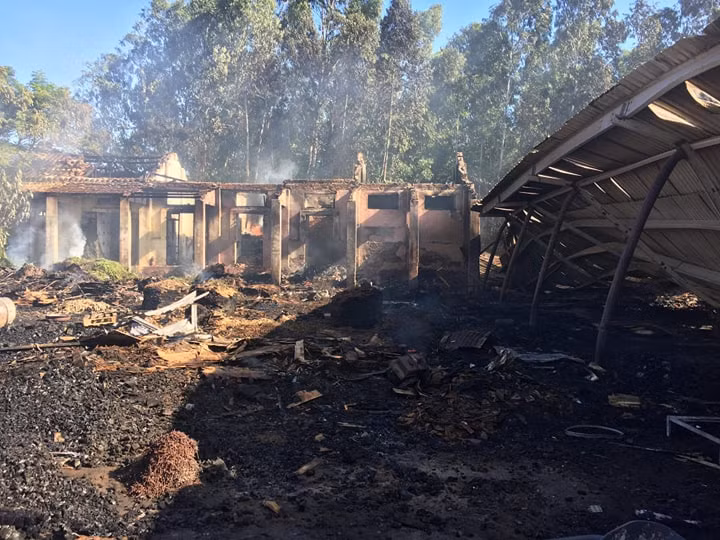 Chay kho chua go 1.500 m2, hon 100 chien si trang dem dap lua-Hinh-2